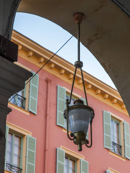 Nicea, Francja, na 8 stycznia 2017 r. Piękna Lampa starożytnych na tle architektury miasta ulicy — Zdjęcie stockowe