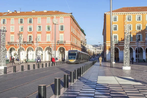 NICE, FRANCIA, il 6 GENNAIO 2017. Il sole illumina la piazza principale della città di Massen, uno dei simboli di Nizza — Foto Stock