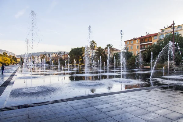 NICE, FRANCE, on JANUARY 6, 2017. The morning sun lights the beautiful flat fountain on promenade du paillon-park — Stock Photo, Image