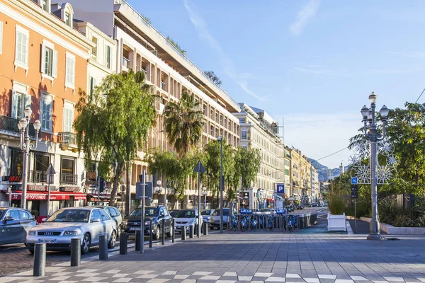 Niza, FRANCIA, el 8 de enero de 2017. El sol ilumina la calle de la ciudad por la mañana — Foto de Stock