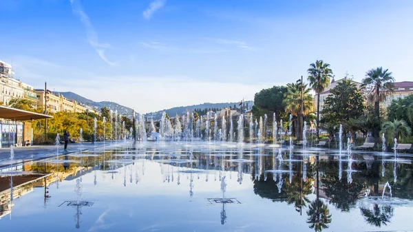 Nicea, Francja, na 6 stycznia 2017 roku. Poranne słońce świeci piękne płaska fontanna na promenade du paillon-park — Zdjęcie stockowe