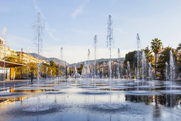 NICE, FRANCE, on JANUARY 6, 2017. The morning sun lights the beautiful flat fountain on promenade du paillon-park — Stock Photo, Image