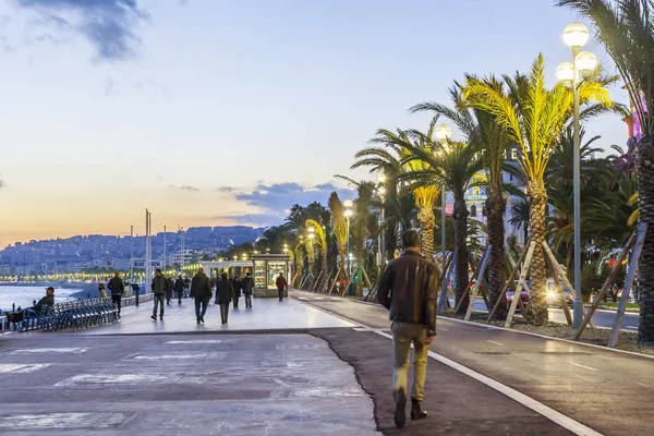 Niza, FRANCIA, en Enero 6, 2017. La gente va a la Promenade des Anglais por la noche . —  Fotos de Stock