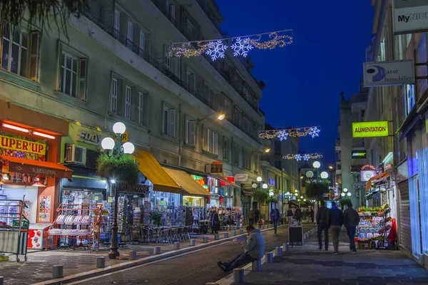 Niza, FRANCIA, en Enero 6, 2017. Los fuegos de Verny iluminan la calle de la ciudad —  Fotos de Stock