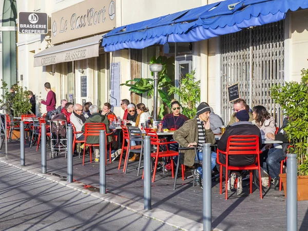 Nice, Frankreich, am 9. Januar 2017. kleine Tische des Cafés auf der Straße. Die Menschen haben Ruhe und essen — Stockfoto