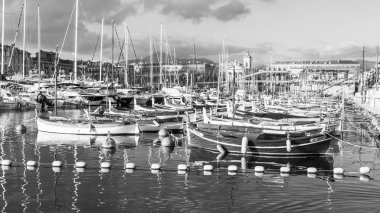  Güzel, Fransa, üzerinde 8 Ocak 2017. Nice şehir bağlantı noktası çok renkli tekneler demirli