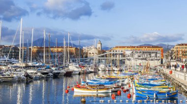  Güzel, Fransa, üzerinde 8 Ocak 2017. Nice şehir bağlantı noktası çok renkli tekneler demirli