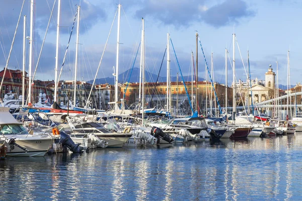 Nice, Frankrike, den 8 januari 2017. Flerfärgad båtar förtöjda i staden port Nice — Stockfoto