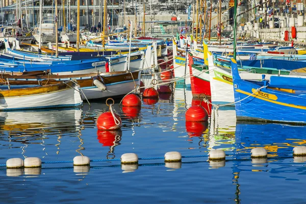 NICE, FRANCE, on JANUARY 8, 2017. Multi-colored boats are moored in the city port of Nice — Stock Photo, Image