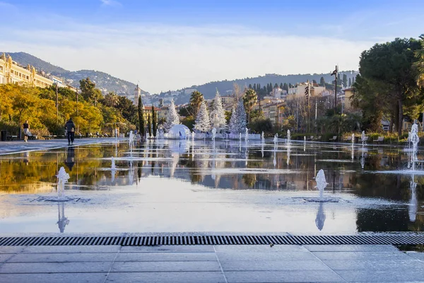 Nice, Francie, na 8 ledna 2017. Ranní slunce svítí krásné ploché fontána na promenade du paillon-park — Stock fotografie