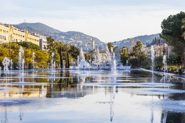 Niza, FRANCIA, el 8 de enero de 2017. El sol de la mañana ilumina la hermosa fuente plana en el paseo marítimo du paillon-park —  Fotos de Stock