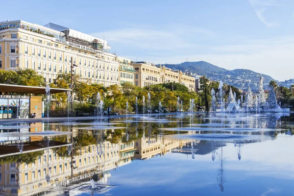 Nice, Francie, na 8 ledna 2017. Ranní slunce svítí krásné ploché fontána na promenade du paillon-park — Stock fotografie