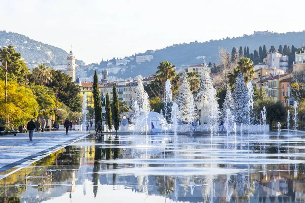 NICE, FRANCIA, il 8 GENNAIO 2017. Il sole del mattino illumina la bella fontana piatta sulla promenade du paillon-park — Foto Stock