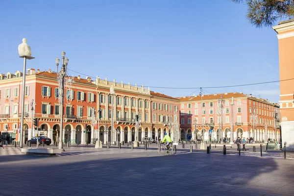 Nice, france, am 9. januar 2017. die sonne beleuchtet den hauptplatz von massena — Stockfoto