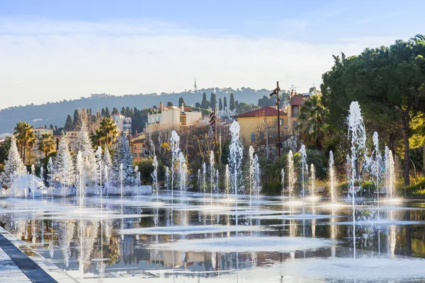 Nice, France, am 8. Januar 2017. die Morgensonne beleuchtet den schönen flachen Brunnen auf der promenade du paillon-park — Stockfoto