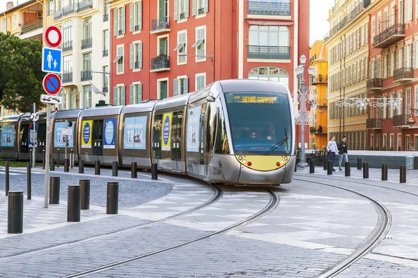 Niza, FRANCIA, el 8 de enero de 2017. El moderno tranvía de alta velocidad va por la calle de la ciudad — Foto de Stock