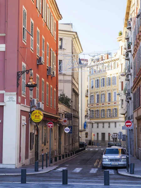 Nice, France, am 8. Januar 2017. die Sonne beleuchtet die Stadtstraße am Morgen — Stockfoto