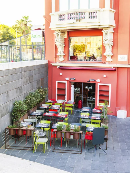 NICE, France, le 9 JANVIER 2017. Petites tables de café dans la rue attendent les visiteurs — Photo