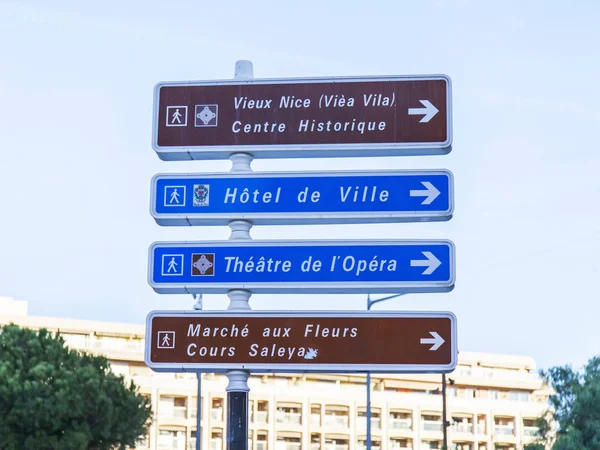 NICE, FRANCE, on JANUARY 9, 2017. Navigation elements on the city street specify the direction to sights — Stock Photo, Image