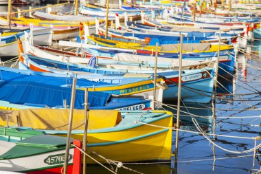 Güzel, Fransa, üzerinde 8 Ocak 2017. Güneş ışıkları çok sayıda çok renkli tekneler şehir limanda palamarla