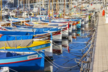 Güzel, Fransa, üzerinde 8 Ocak 2017. Güneş ışıkları çok sayıda çok renkli tekneler şehir limanda palamarla