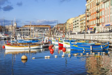 Güzel, Fransa, üzerinde 8 Ocak 2017. Güneş ışıkları çok sayıda çok renkli tekneler şehir limanda palamarla