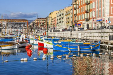 Güzel, Fransa, üzerinde 8 Ocak 2017. Güneş ışıkları çok sayıda çok renkli tekneler şehir limanda palamarla