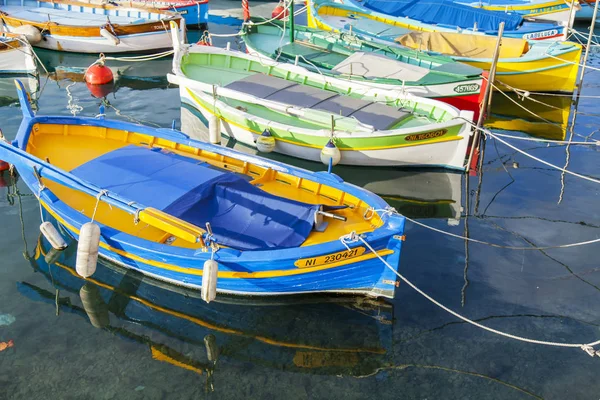 Güzel, Fransa, üzerinde 8 Ocak 2017. Güneş ışıkları çok sayıda çok renkli tekneler şehir limanda palamarla — Stok fotoğraf