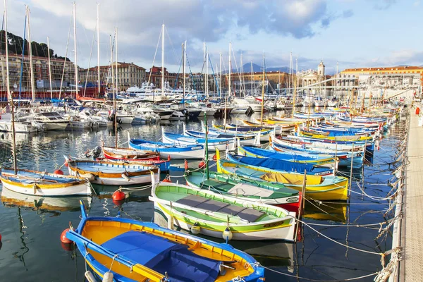 Nice, Frankrike, den 8 januari 2017. Solen lamporna många flerfärgad båtarna förtöjda i hamnen — Stockfoto