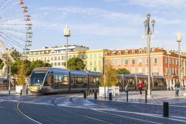Güzel, Fransa, üzerinde 8 Ocak 2017. Modern yüksek hızlı tramvay şehrin sokak gider