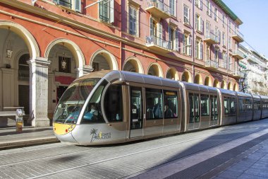 Güzel, Fransa, üzerinde 8 Ocak 2017. Modern yüksek hızlı tramvay şehrin sokak gider