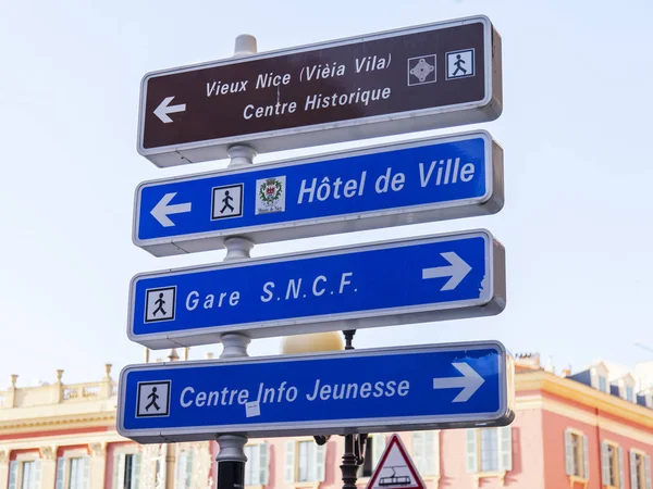 NICE, FRANCE, on JANUARY 9, 2017. Navigation elements on the city street specify the direction to sights — Stock Photo, Image