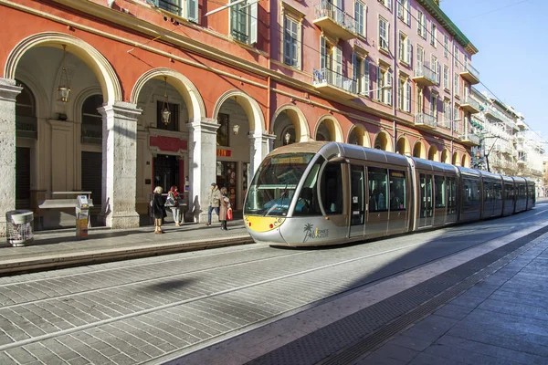 NICE, FRANÇA, em 8 de janeiro de 2017. O eléctrico moderno de alta velocidade vai na Praça Massen, principal na cidade — Fotografia de Stock