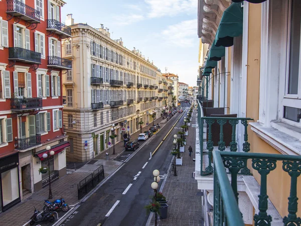 Niza, FRANCIA, el 8 de enero de 2017. Casas antiguas de estilo típico de la Provenza forman un auténtico complejo arquitectónico — Foto de Stock