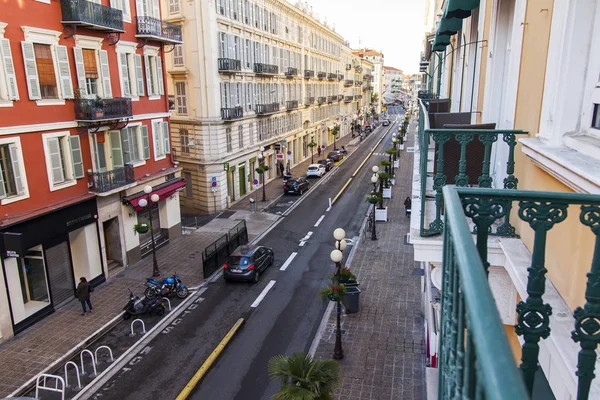 NICE, FRANCE, on JANUARY 8, 2017. Old houses in style, typical for Provence, form an authentic architectural complex — Stock Photo, Image