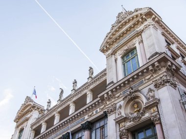 Güzel, Fransa, üzerinde 8 Ocak 2017. Şehrin sokak binada bir cephe tipik ayrıntıları. Opera Tiyatrosu bir cephe parçası