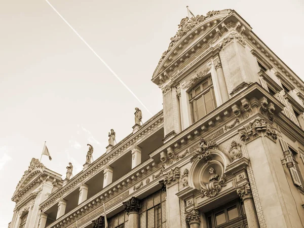 Nice, Francie, na 8 ledna 2017. Typické detaily fasády budovy na náměstí. Fragment fasáda operní divadlo — Stock fotografie