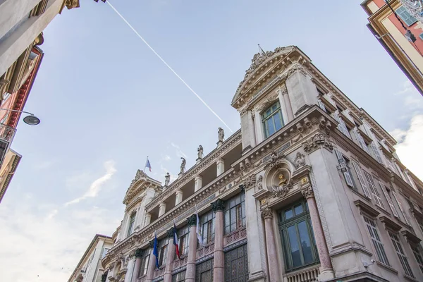 Niza, FRANCIA, el 8 de enero de 2017. Detalles típicos de una fachada del edificio en la calle de la ciudad. Fragmento de una fachada de teatro de ópera — Foto de Stock