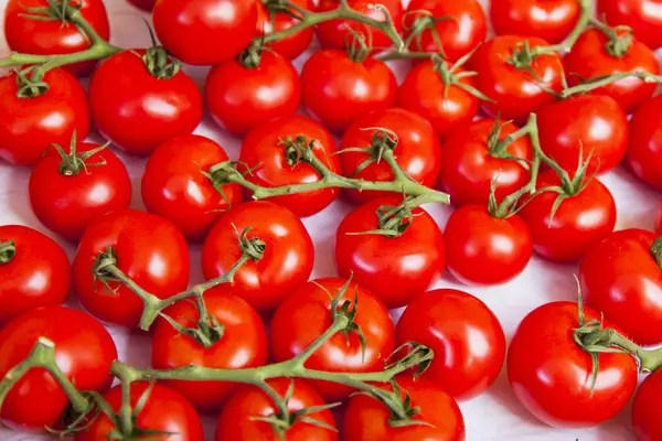 Fresh ripe tomatoes on a market counter — Stock Photo, Image