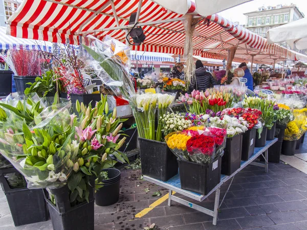 Ramos de varias flores están a la venta en la tienda en la calle — Foto de Stock