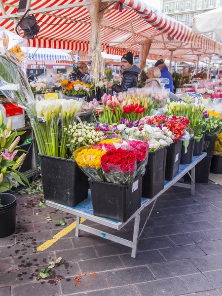 Çeşitli Çiçek demetleri sokağa dükkanda satılmaktadır — Stok fotoğraf