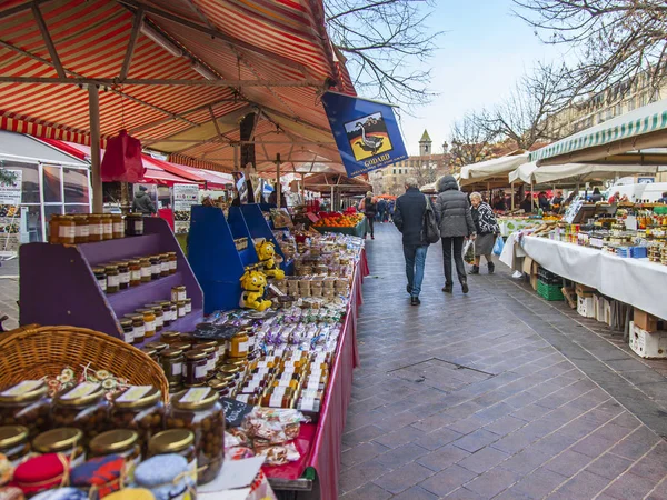 Nice, Franciaország, a január 8-án, 2017. Cours Saleya, az egyik a leginkább ismert francia Riviéra — Stock Fotó