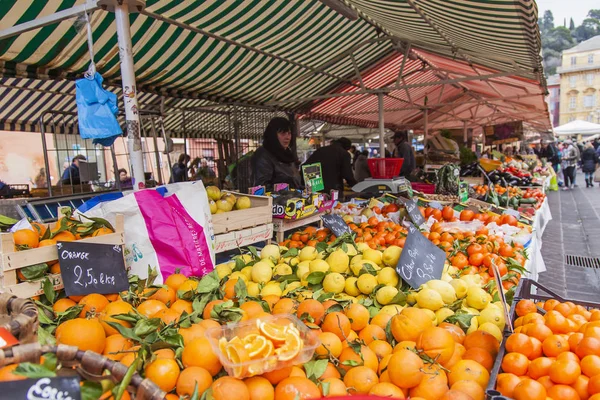 NICE, FRANCE, on JANUARY 8, 2017. Cours Saleya, one of the most known markets of French riviera — Stock Photo, Image