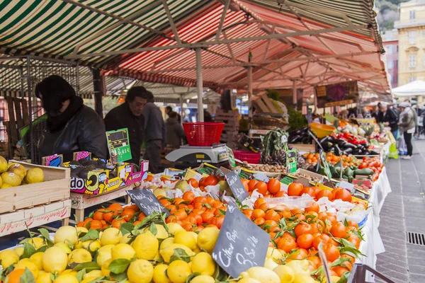NICE, FRANÇA, em 8 de janeiro de 2017. Cours Saleya, um dos mercados mais conhecidos da riviera francesa — Fotografia de Stock