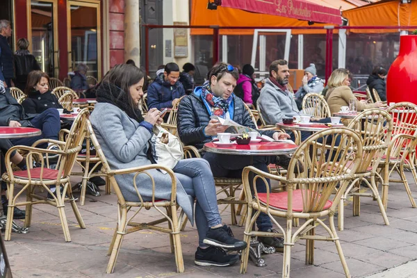 Nicea, Francja, na 8 stycznia 2017 r. Mały stolik Café stoją na ulicy w centrum miasta — Zdjęcie stockowe