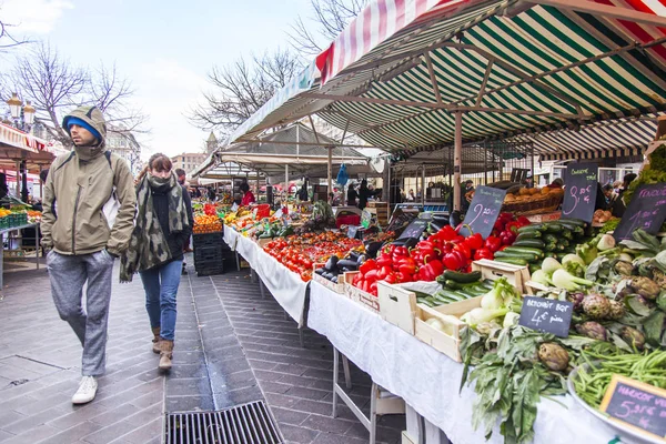 NICE, FRANÇA, em 8 de janeiro de 2017. Cours Saleya, um dos mercados mais conhecidos da riviera francesa — Fotografia de Stock