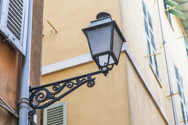 Róma, Olaszország, a március 5-én, 2017. A nap a város történelmi részén egy gyönyörű régi lámpa lámpák — Stock Fotó