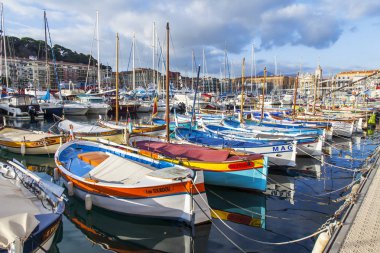 Güzel, Fransa, üzerinde 8 Ocak 2017. Güneş ışıkları çok sayıda çok renkli tekneler şehir limanda palamarla