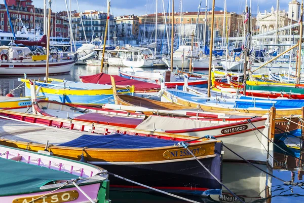 Nice, Frankrike, den 8 januari 2017. Solen lamporna många flerfärgad båtarna förtöjda i hamnen — Stockfoto