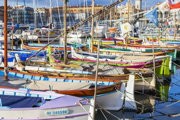 NICE, FRANCE, on JANUARY 8, 2017. The sun lights the numerous multi-colored boats moored in city port — Stock Photo, Image